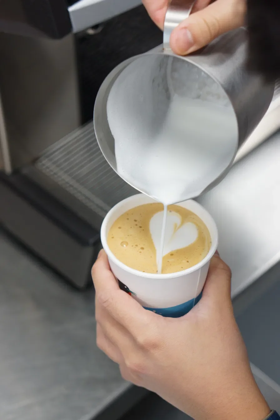 Double O's latte pour